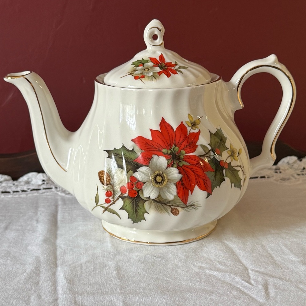 Vintage Sadler Poinsettia Christmas Teapot Excellent condition Very clean